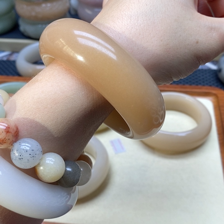 石英岩玉手镯未镶嵌@*妞