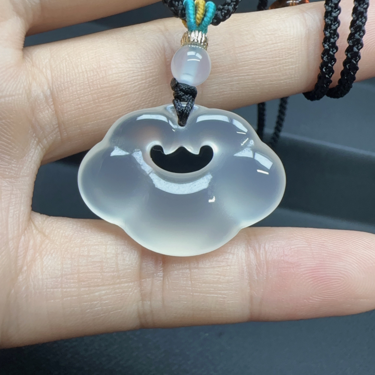 天然玛瑙手工精雕如意祥云锁吊坠