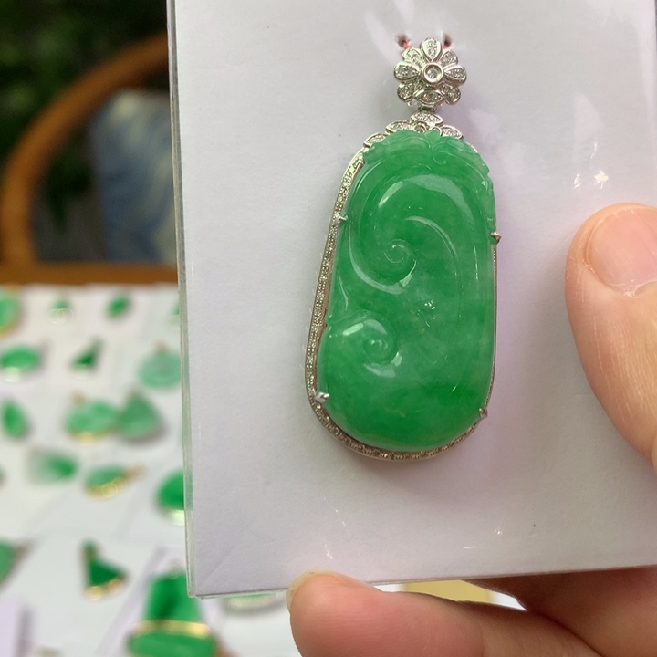 翡翠18K金镶嵌颈饰翡翠吊坠