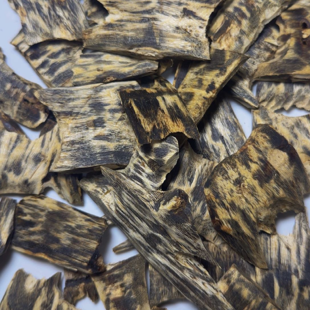 沉香透顶绿块料30克发一份