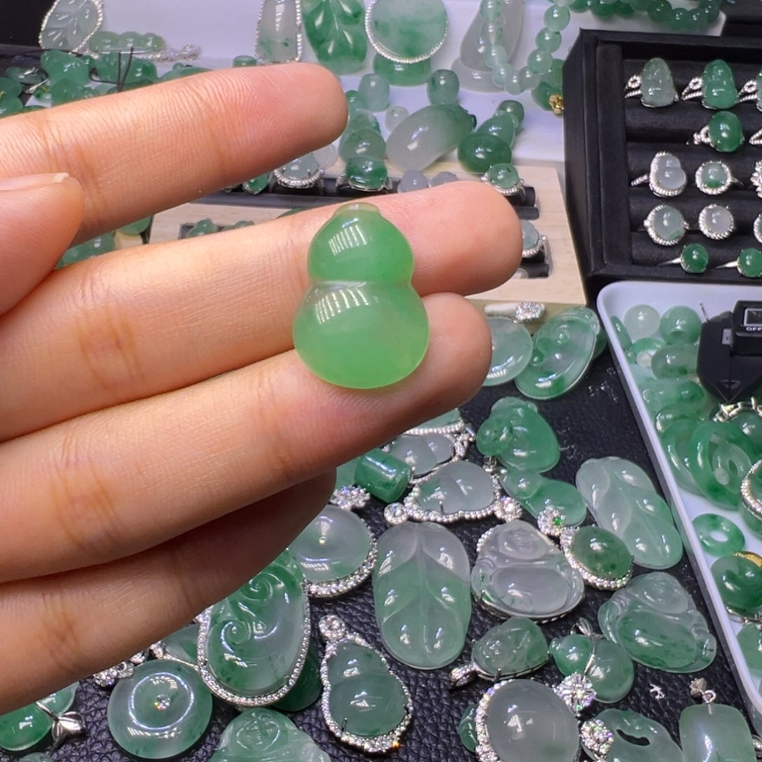 夭***灵石英质玉（非洲翠）未镶嵌颈饰