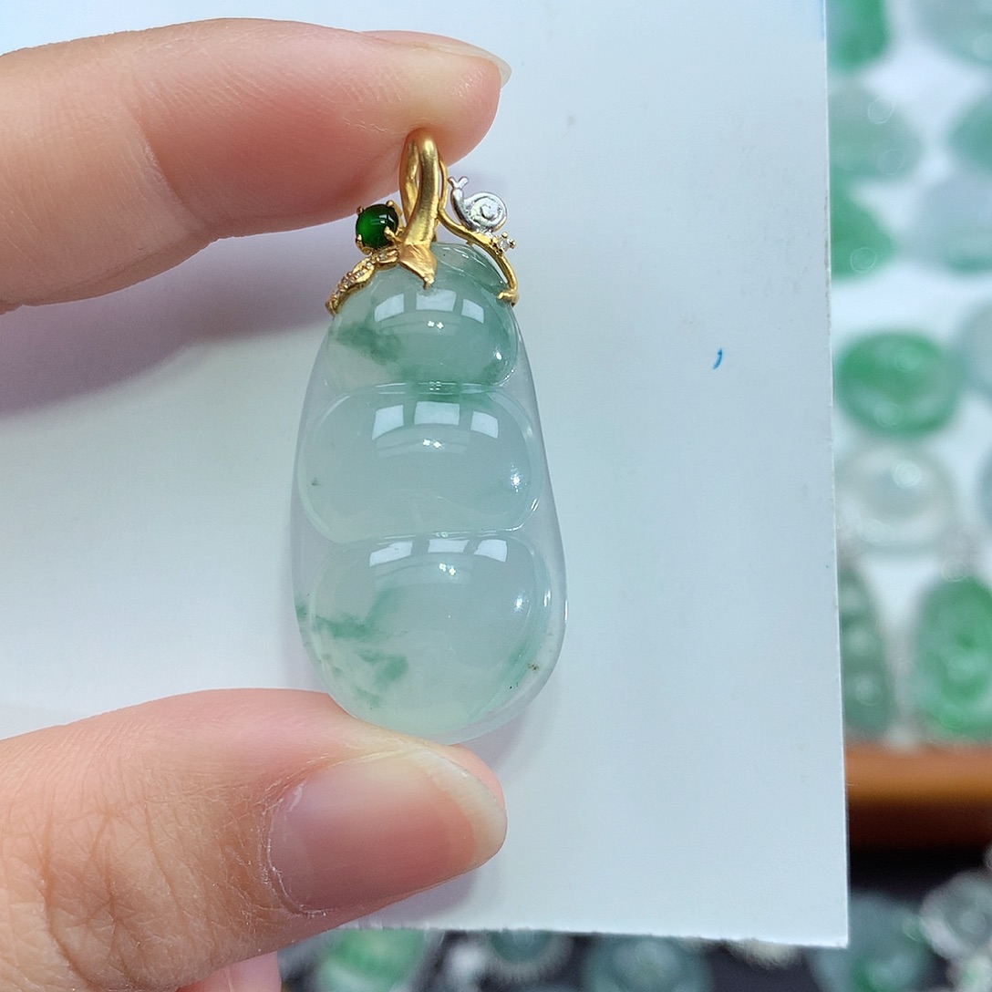 翡翠颈饰18K金镶嵌豆