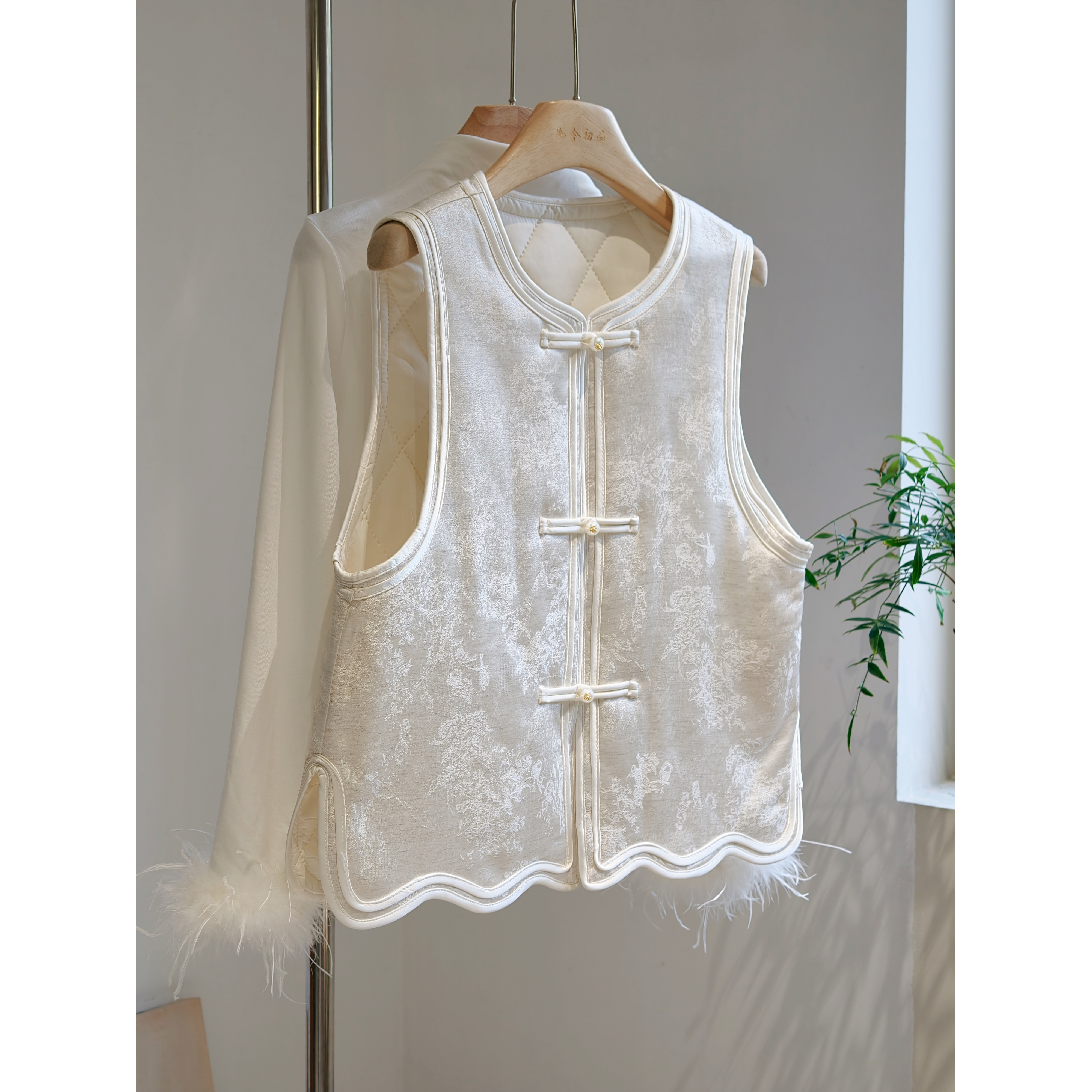 新中式马甲白色夹棉外穿年轻款洋气日常加厚背心坎肩缎面提花国风