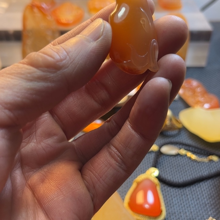 石英质玉颈饰未镶嵌游**间