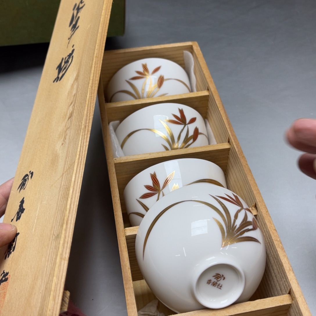 瓷片密密麻麻地排列在一起