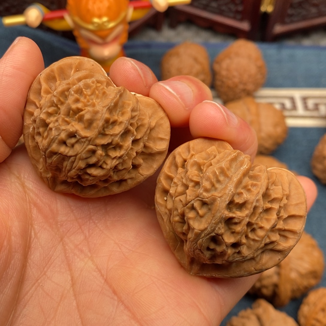 文玩核桃把件39.8全品桃心宫灯