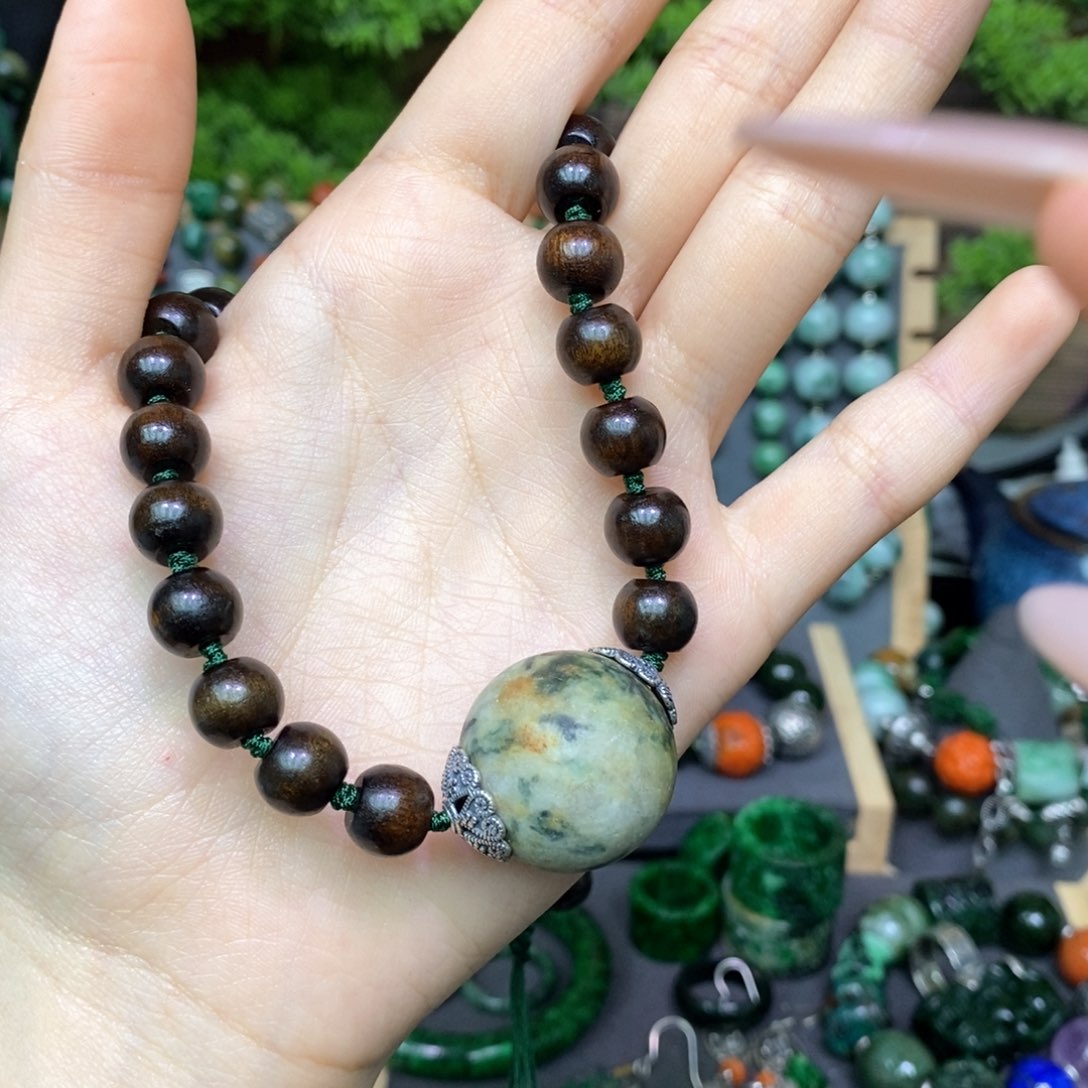 翡翠颈饰未镶嵌漂亮美眉