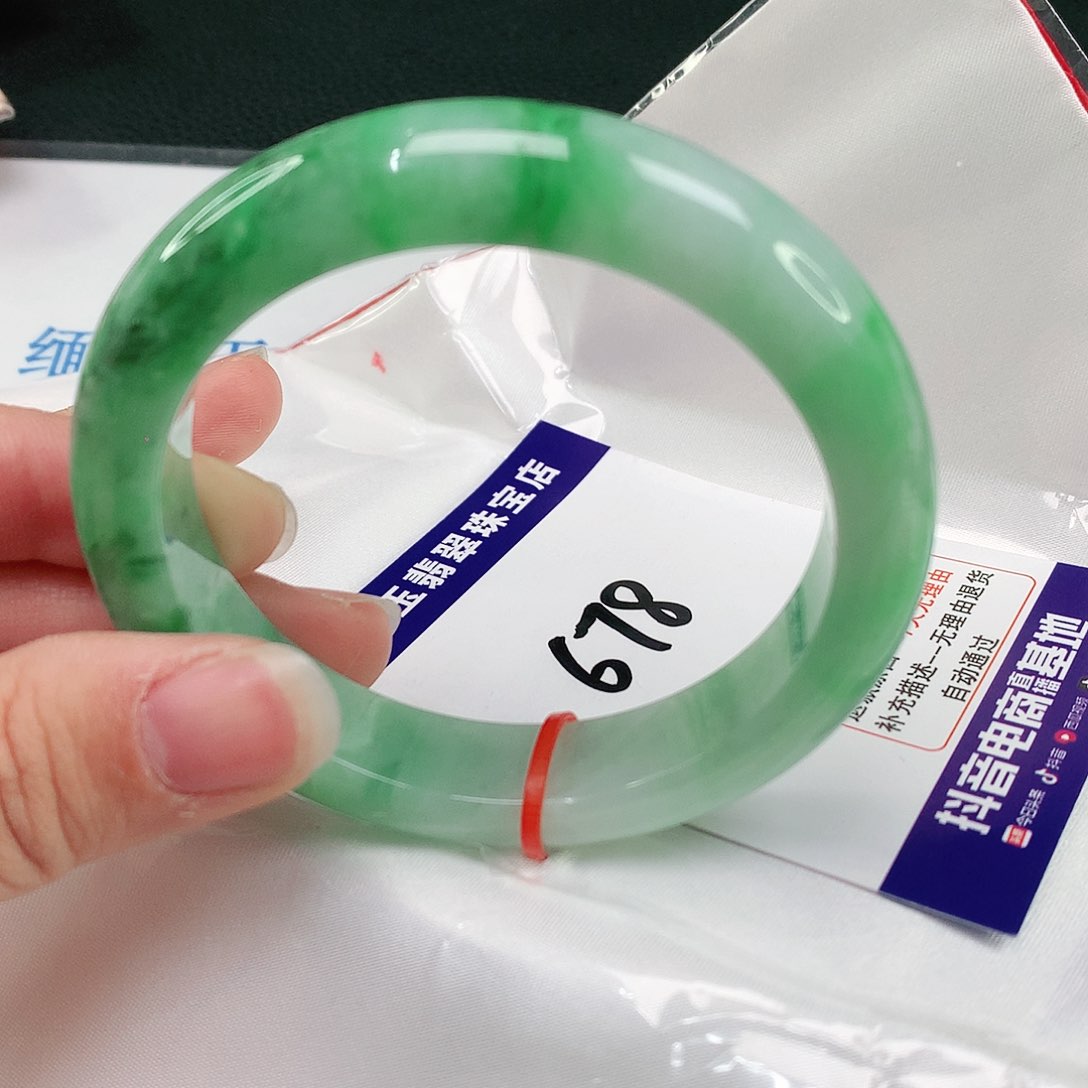 翡翠手镯未镶嵌翡翠