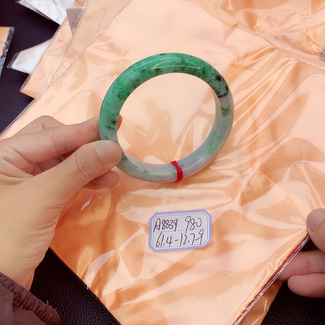 翡翠手镯未镶嵌翡翠