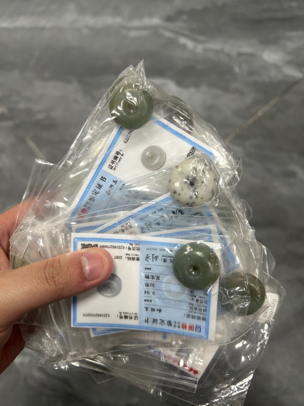 天然籽和田玉平安扣吊坠(多样性发其中一)