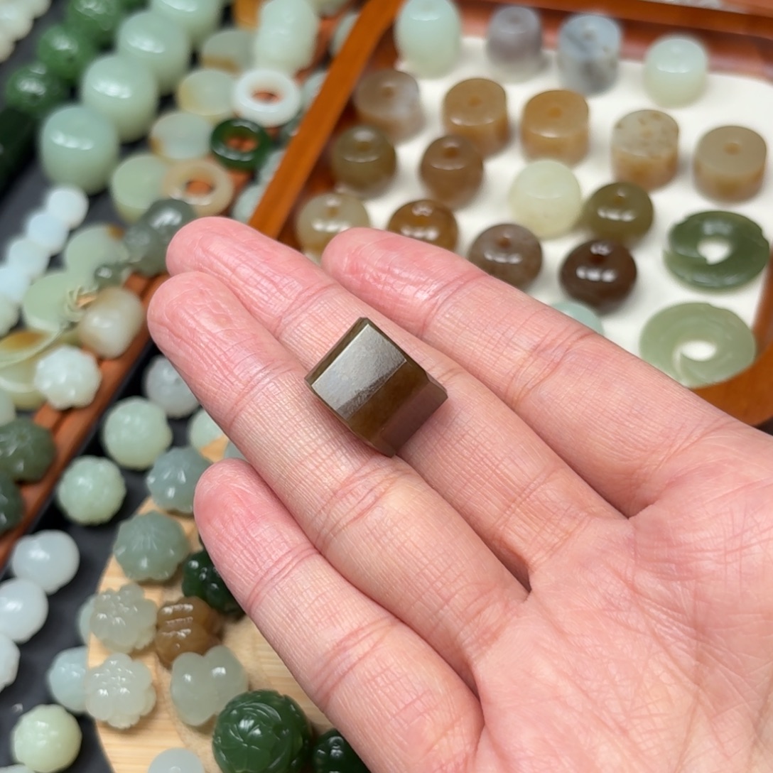 老***惑和田玉未镶嵌颈饰