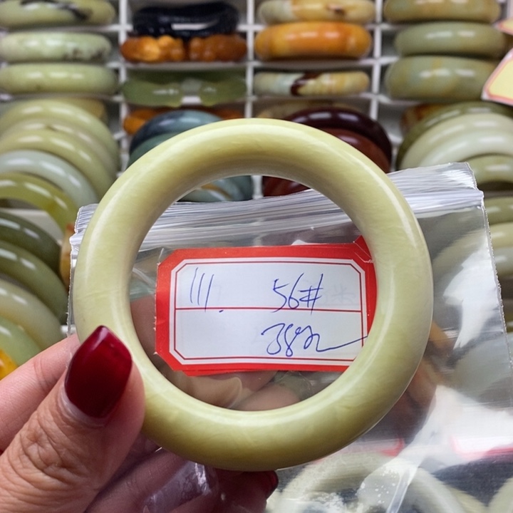 蛇纹石玉颈饰未镶嵌