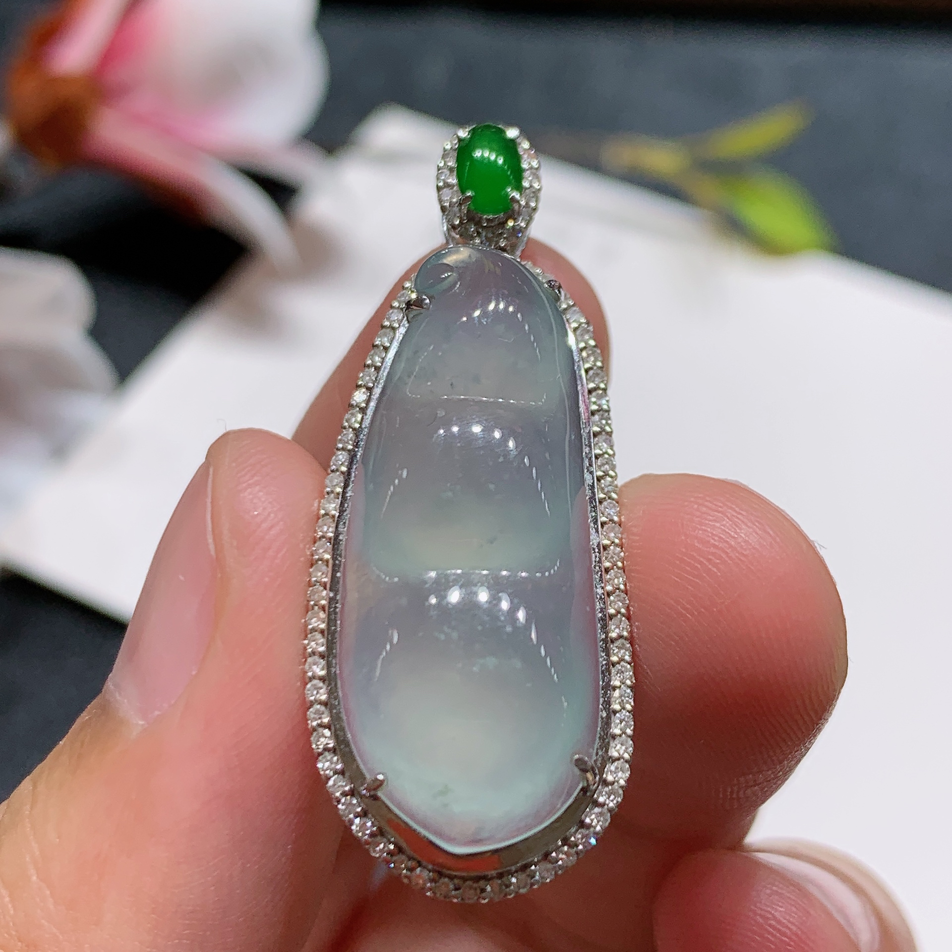 18k金天然A货翡翠精品天空蓝福豆吊坠