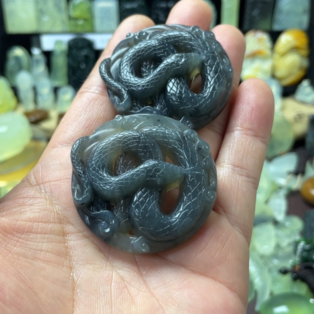 蛇纹石玉颈饰未镶嵌一个