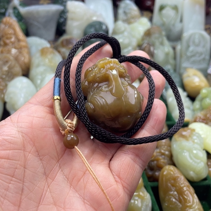 十***年和田玉（糖玉）未镶嵌颈饰