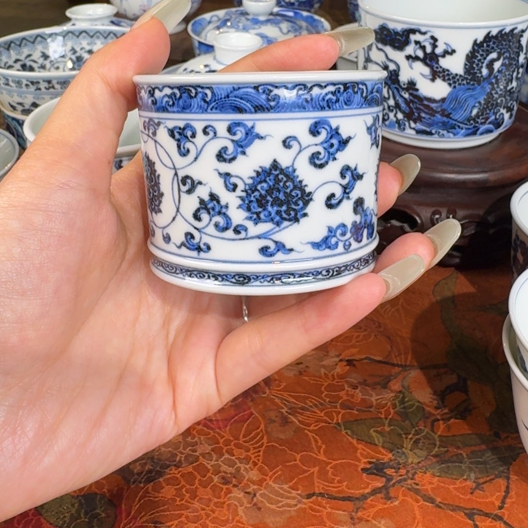 松风馆青花缠枝莲直口杯