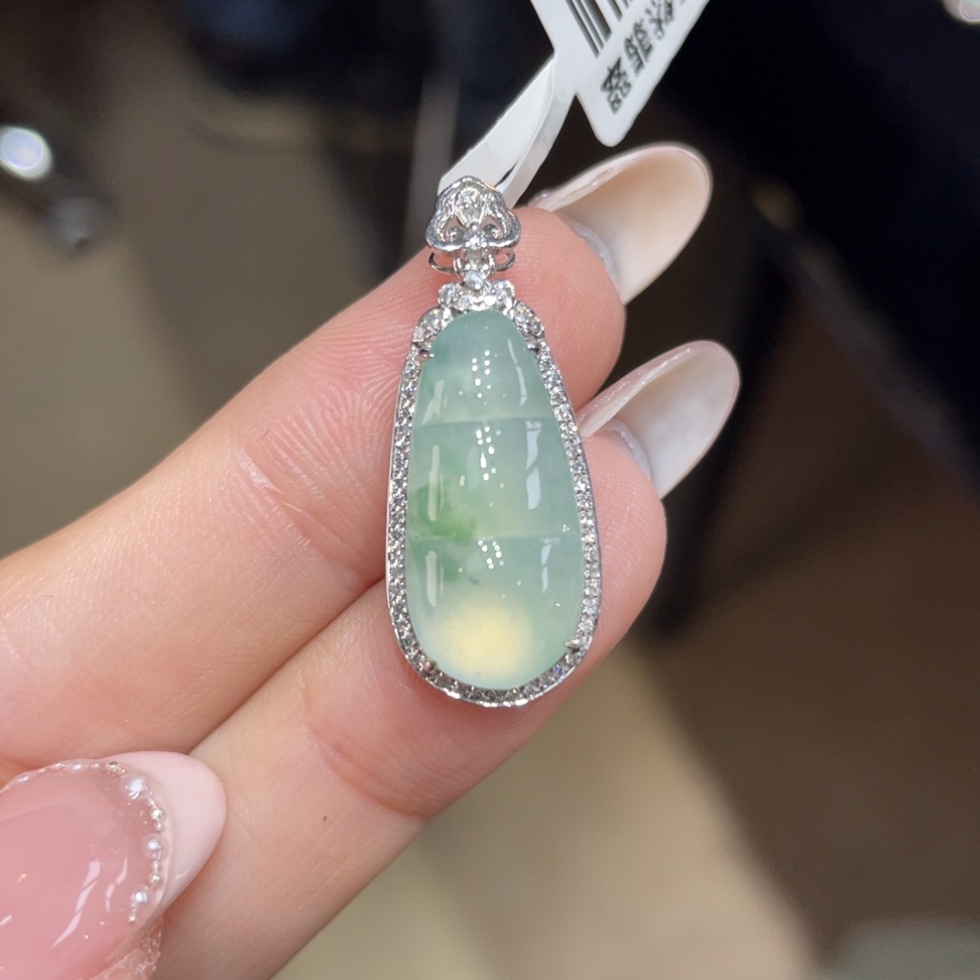 翡翠颈饰18K金镶嵌天然缅甸翡翠a货