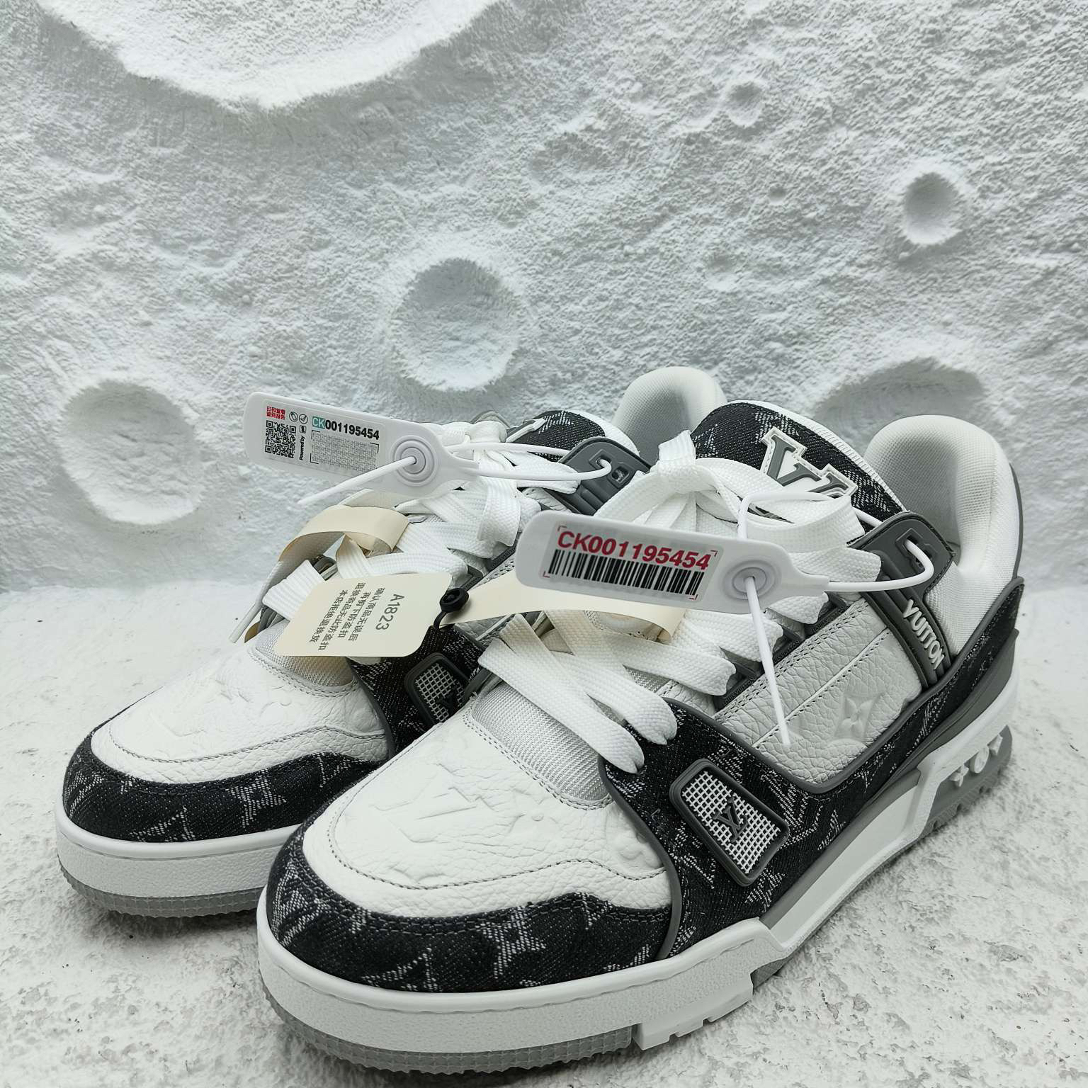 全新未使用 LouisVuitton/路易威登 42码/灰浮雕trainer/A1823