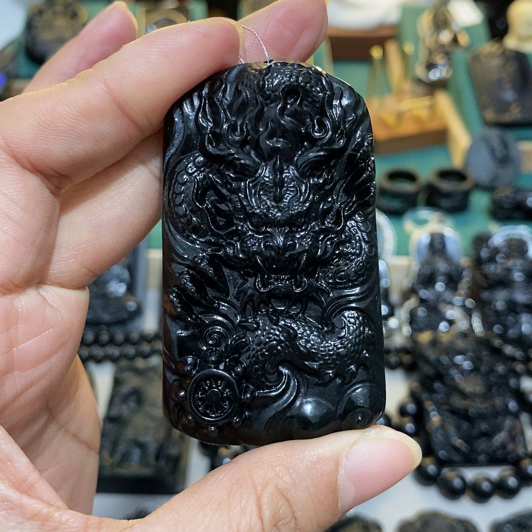 蛇纹石玉颈饰未镶嵌自**上