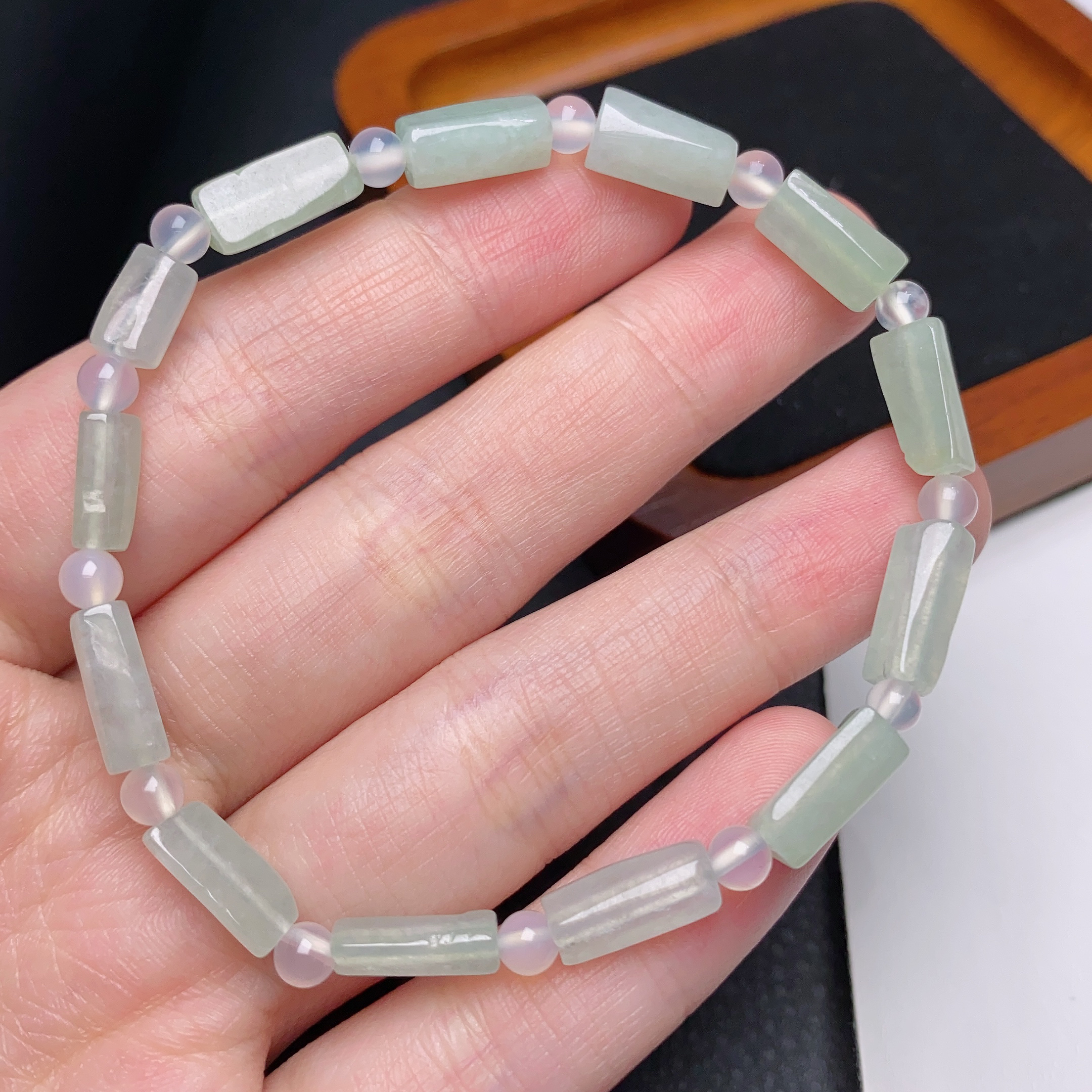 缅甸天然a货翡翠淡绿手链卡5mm清爽