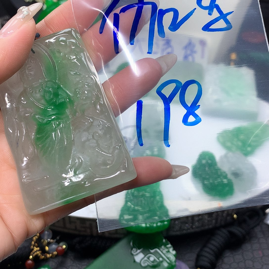 翡翠吊坠(赠链)未镶嵌伽*刀