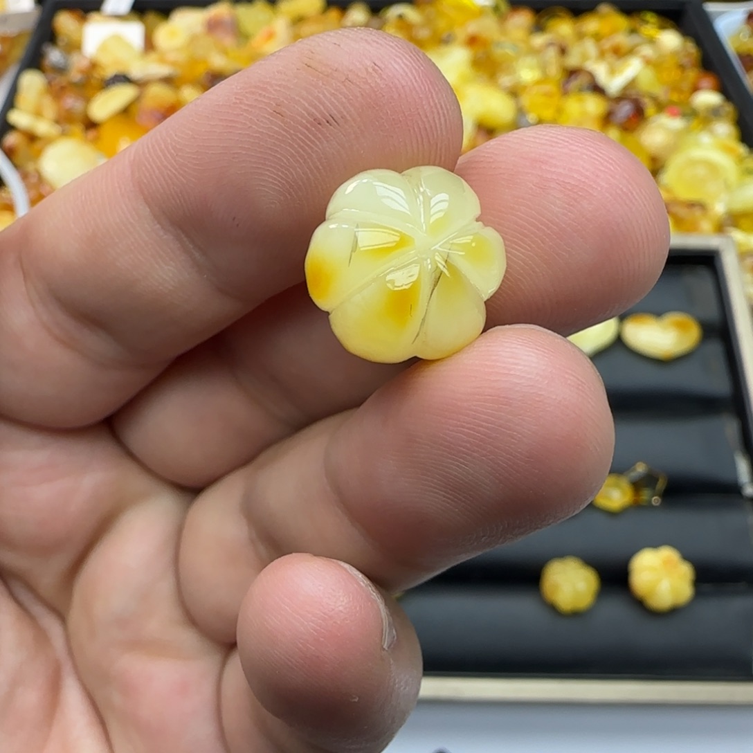 琥珀未镶嵌裸石1.45克有瑕