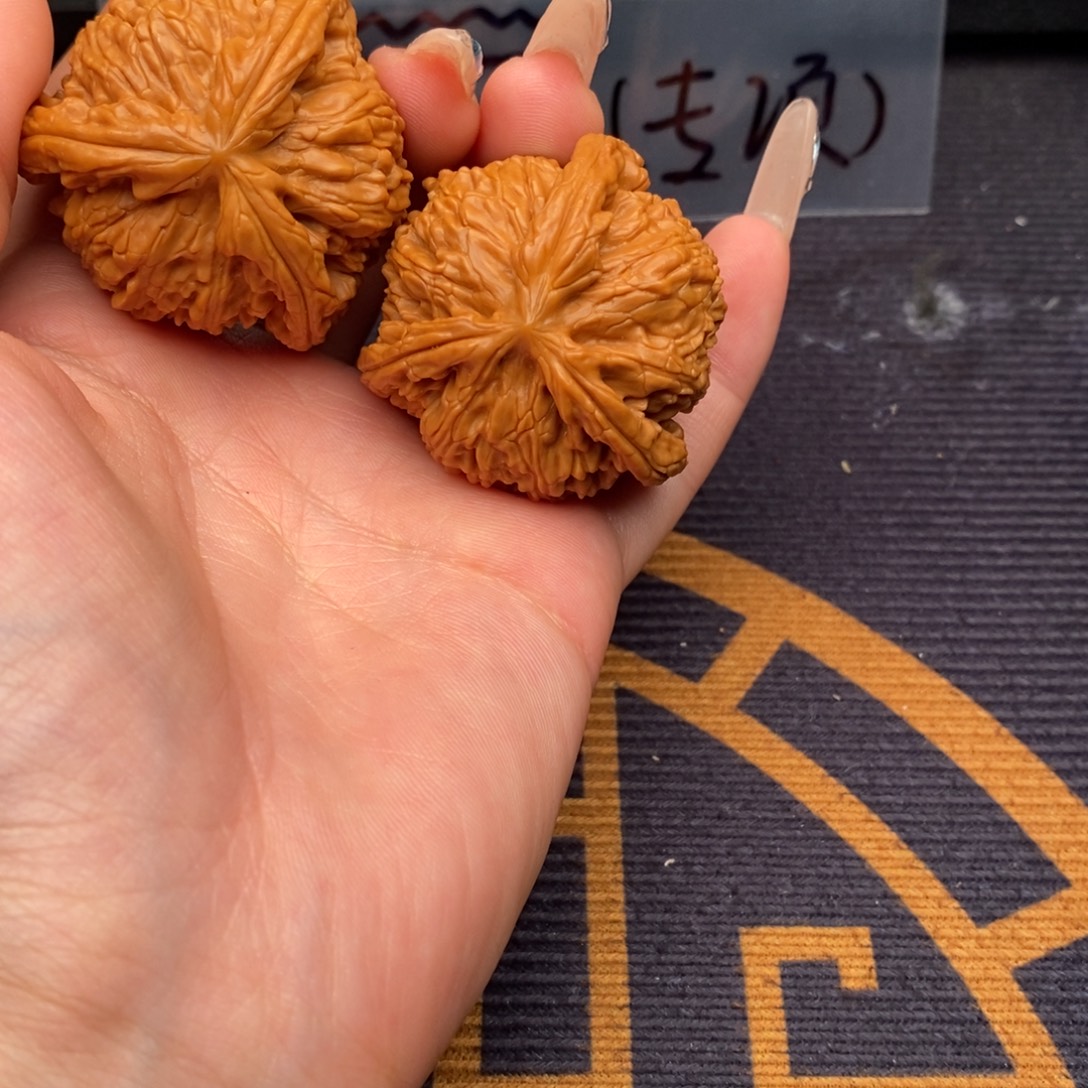 刘***宾文玩核桃吊坠白狮子