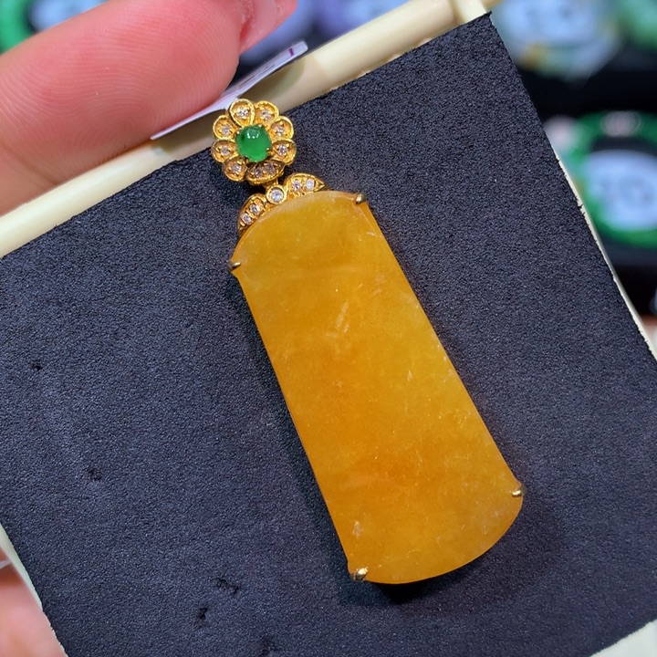 翡翠18K金镶嵌颈饰