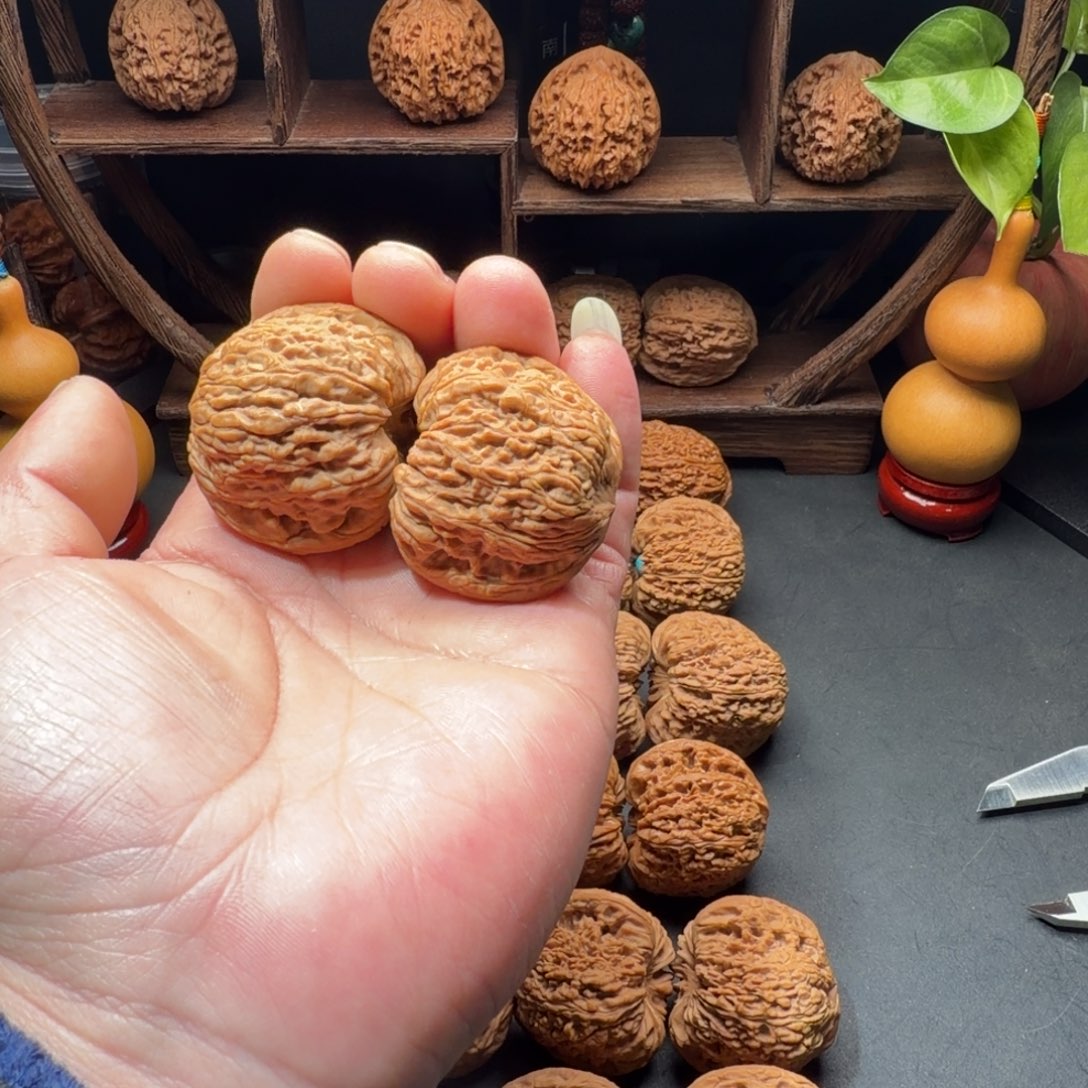 ꧁***꧂文玩核桃把件南疆石团子凹底拉丝尺寸44