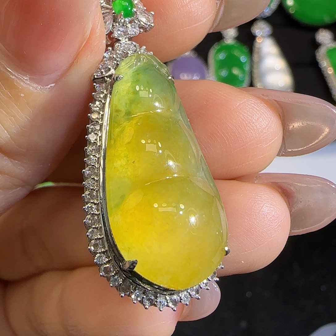 翡翠颈饰18K金镶嵌。