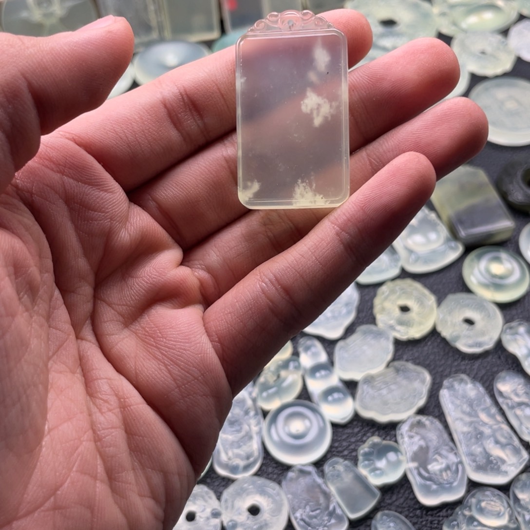 岫玉未镶嵌颈饰无事牌