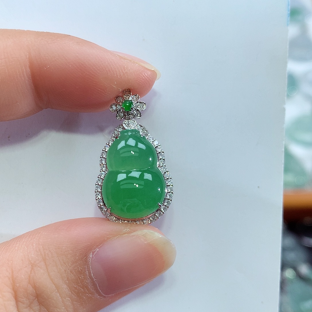 翡翠18K金镶嵌颈饰