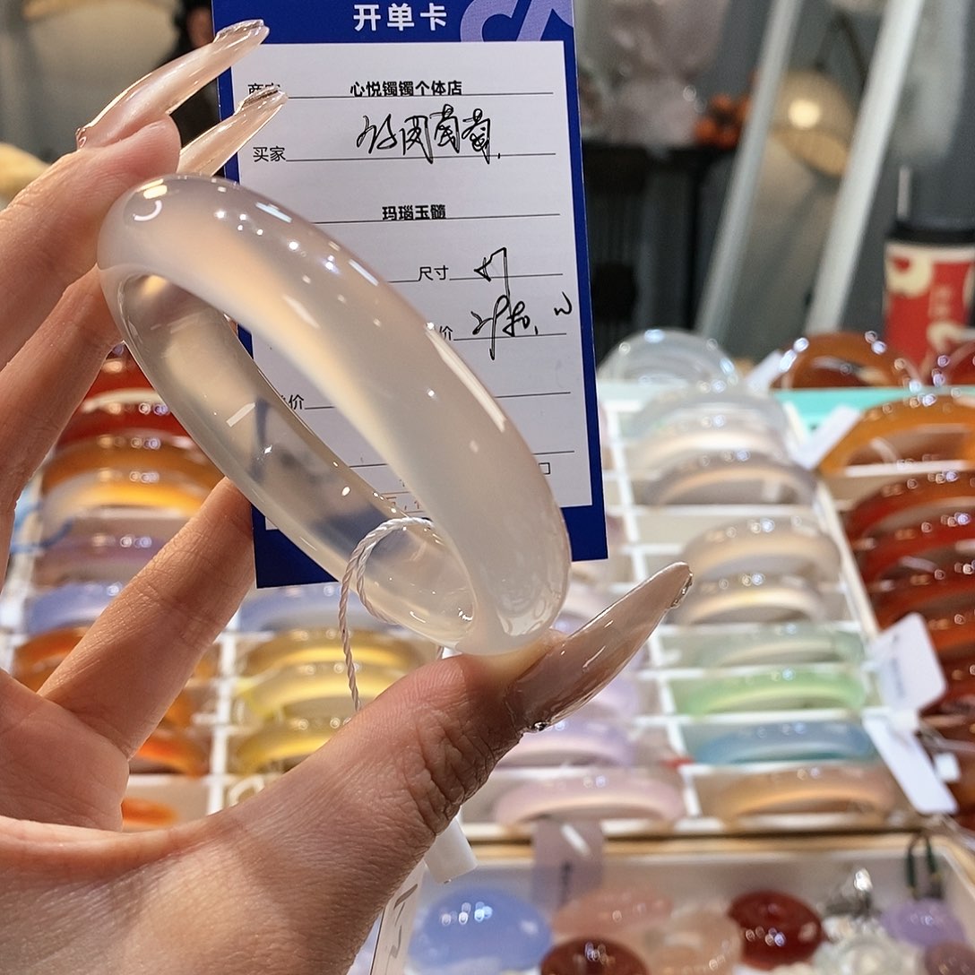 玛瑙/玉髓手镯未镶嵌多****者