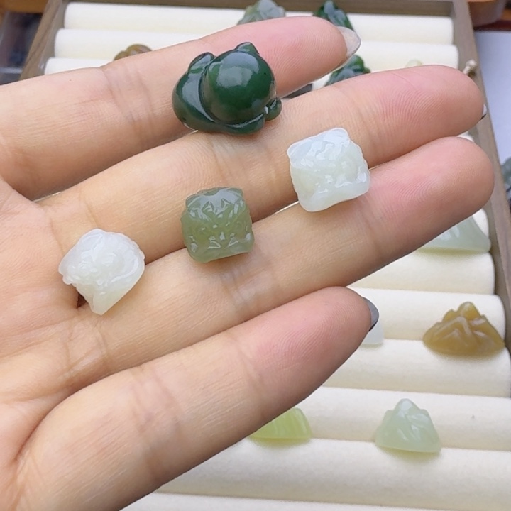 苏***婆和田玉（糖玉）未镶嵌车挂