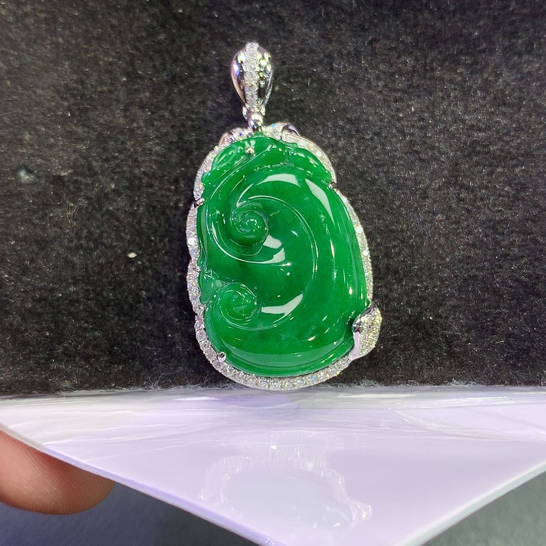 翡翠18K金镶嵌吊坠(赠链)