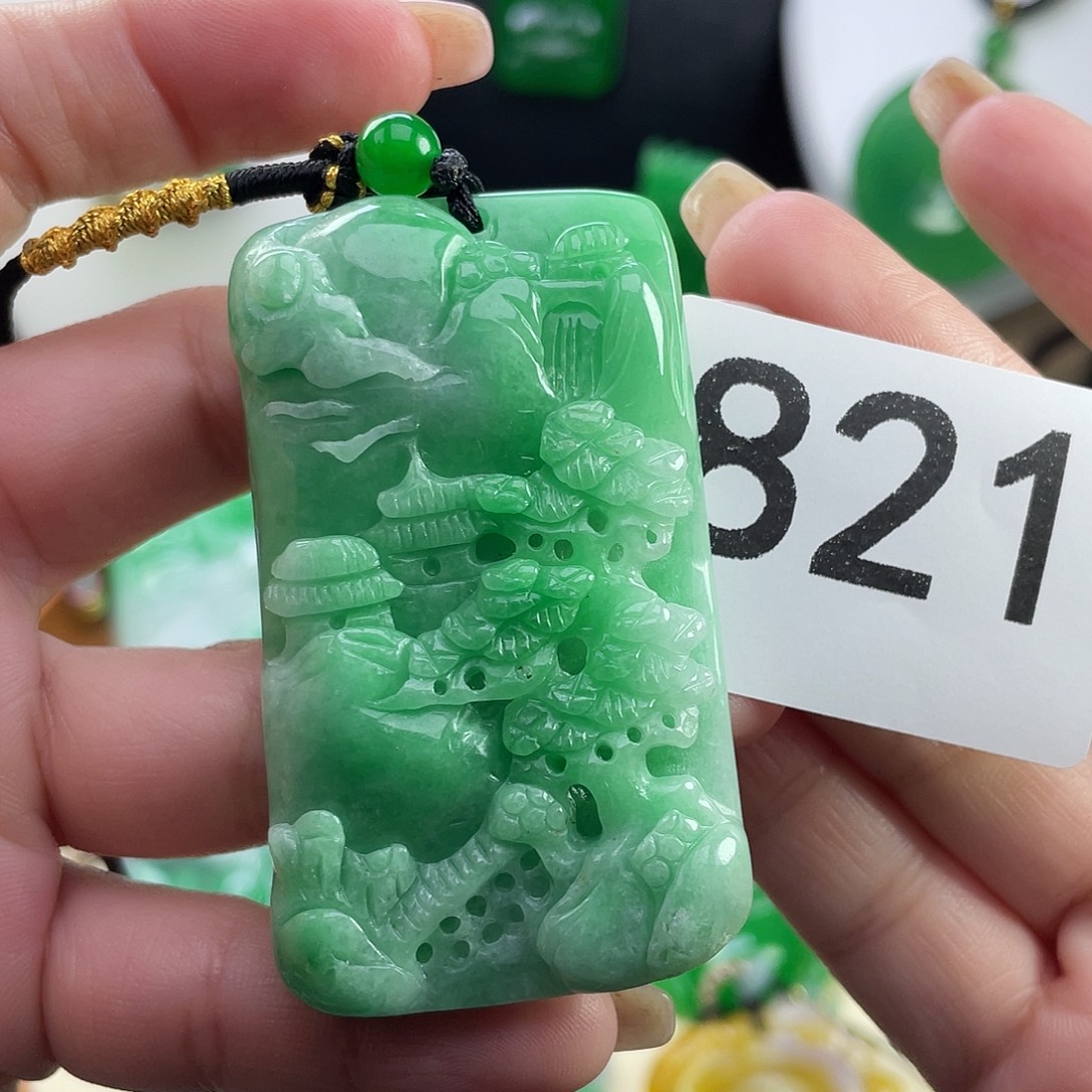 翡翠未镶嵌吊坠(赠链)