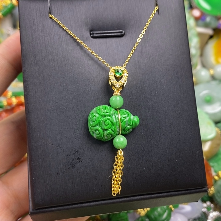 翡翠未镶嵌吊坠(赠链)