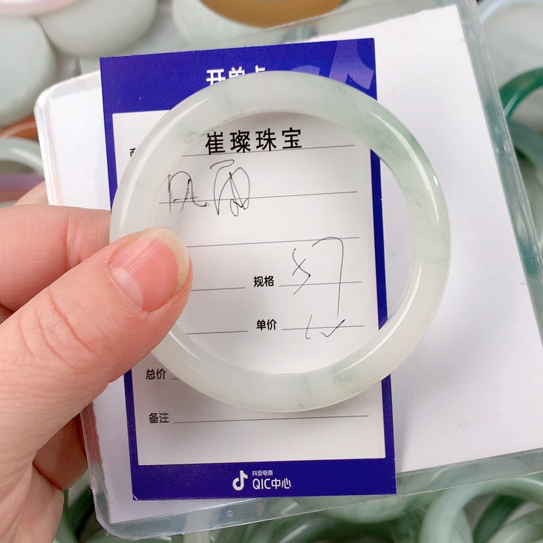 石英质玉手镯未镶嵌风****。