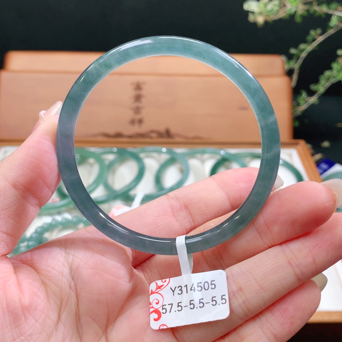 翡翠手镯未镶嵌天然