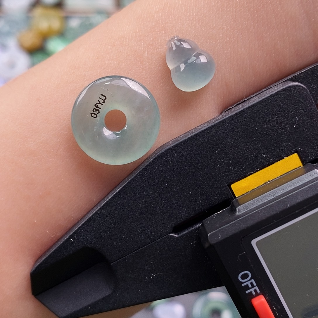 无****翡翠未镶嵌颈饰甜甜圈葫芦