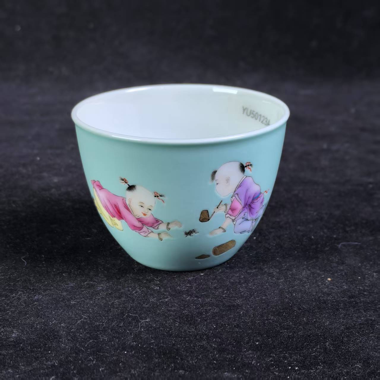 M松石绿地粉彩婴戏图纹卧足杯