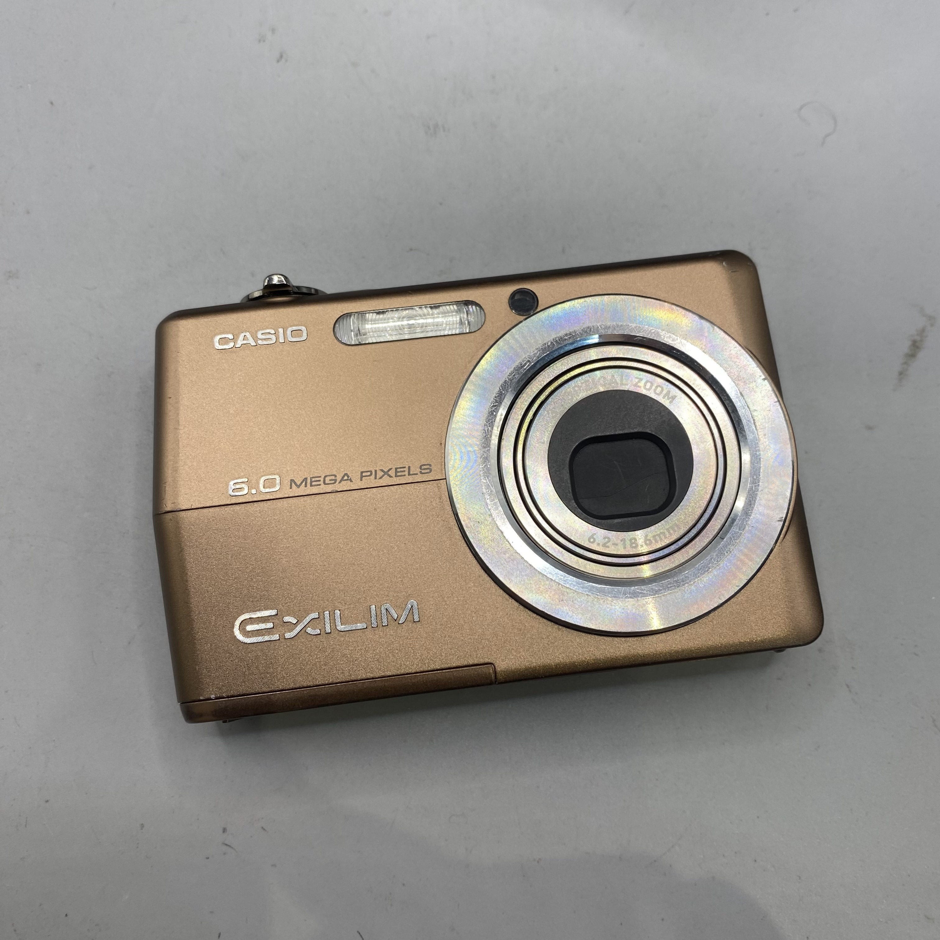 8新 Casio/卡西欧 卡西欧z600 屏幕瑕疵 不影响出片 配件齐全