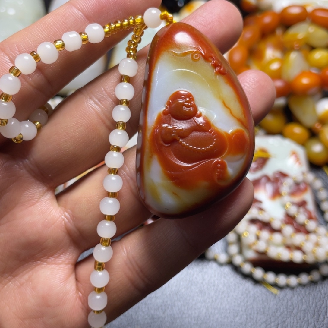 老***余和田玉未镶嵌颈饰