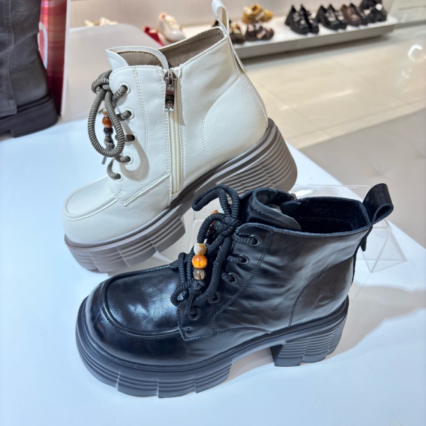 卓诗尼女鞋2025年冬季新款防水台女马丁靴薄绒短款女靴时尚