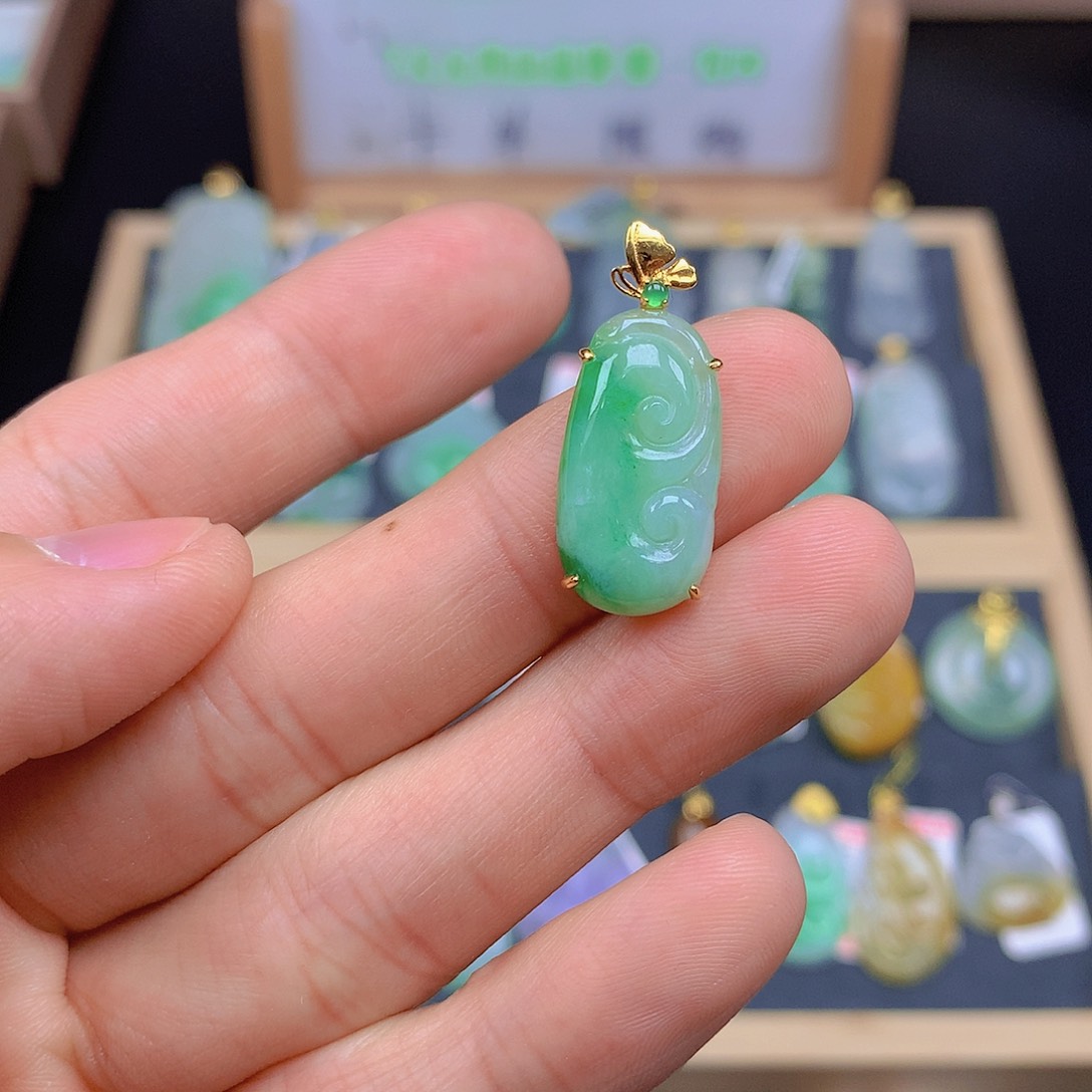 翡翠颈饰18K金镶嵌翡翠