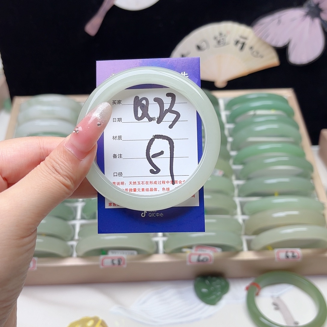 未镶嵌手镯石英质玉