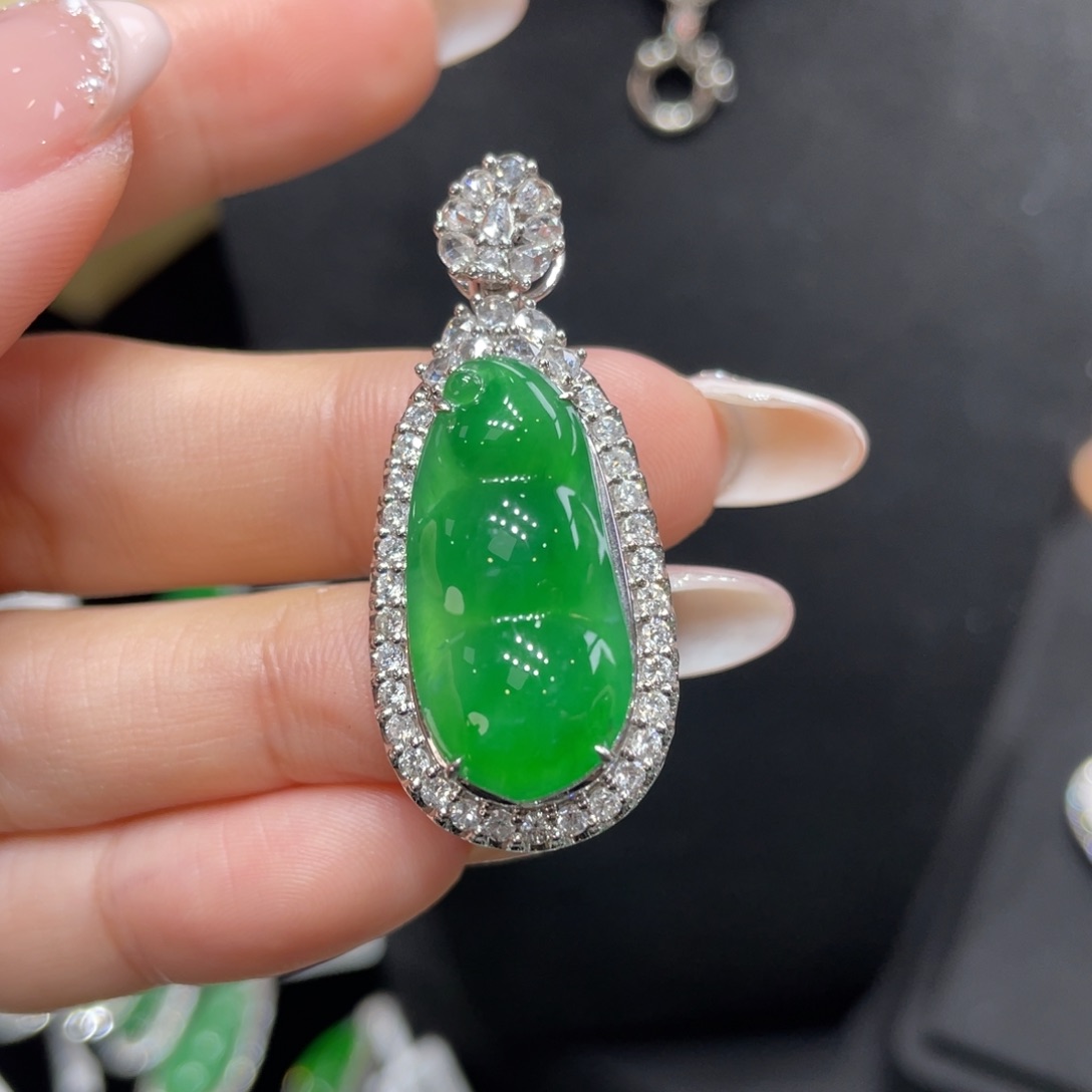 翡翠颈饰18K金镶嵌天然缅甸翡翠a货