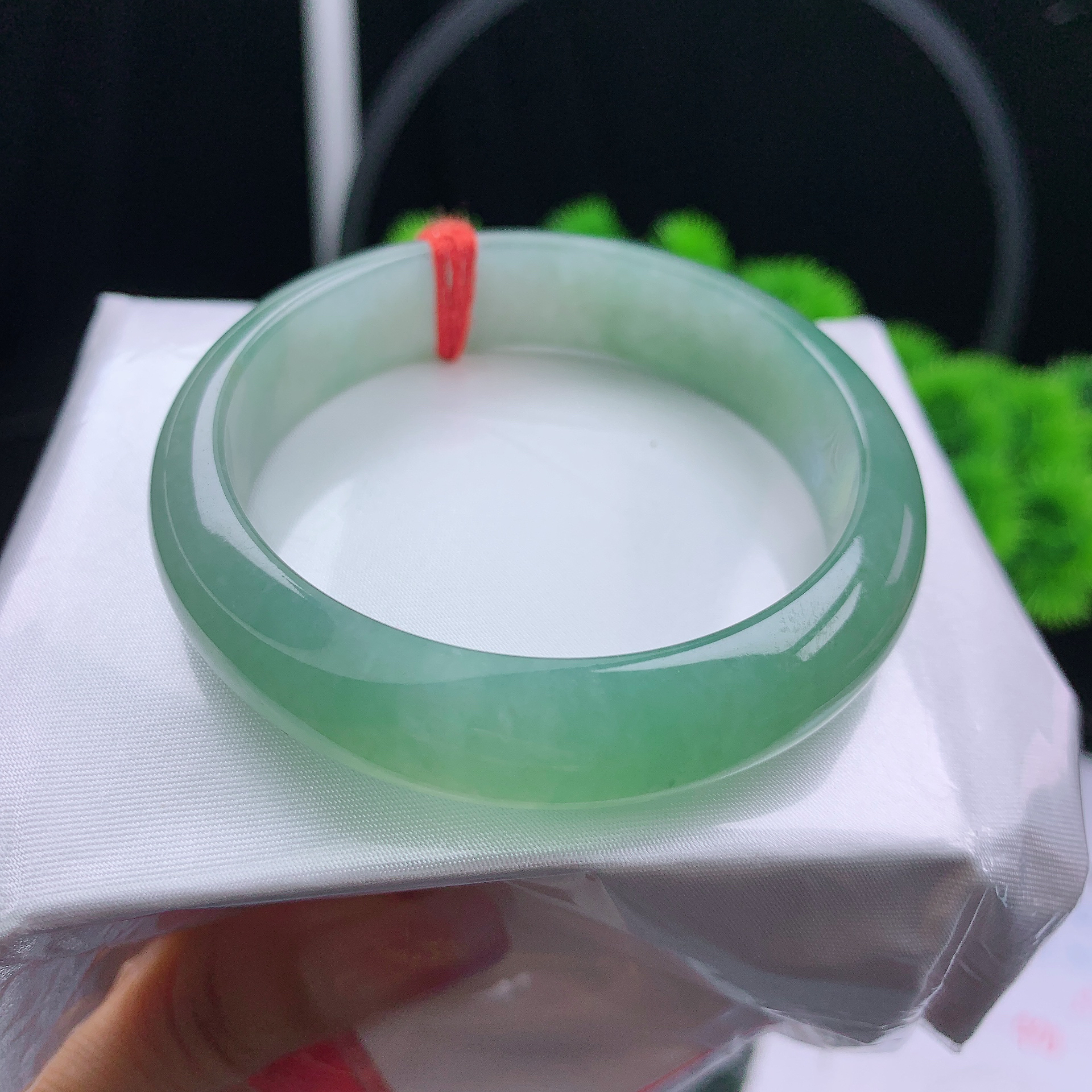 53圈小冰绿宽边手镯 