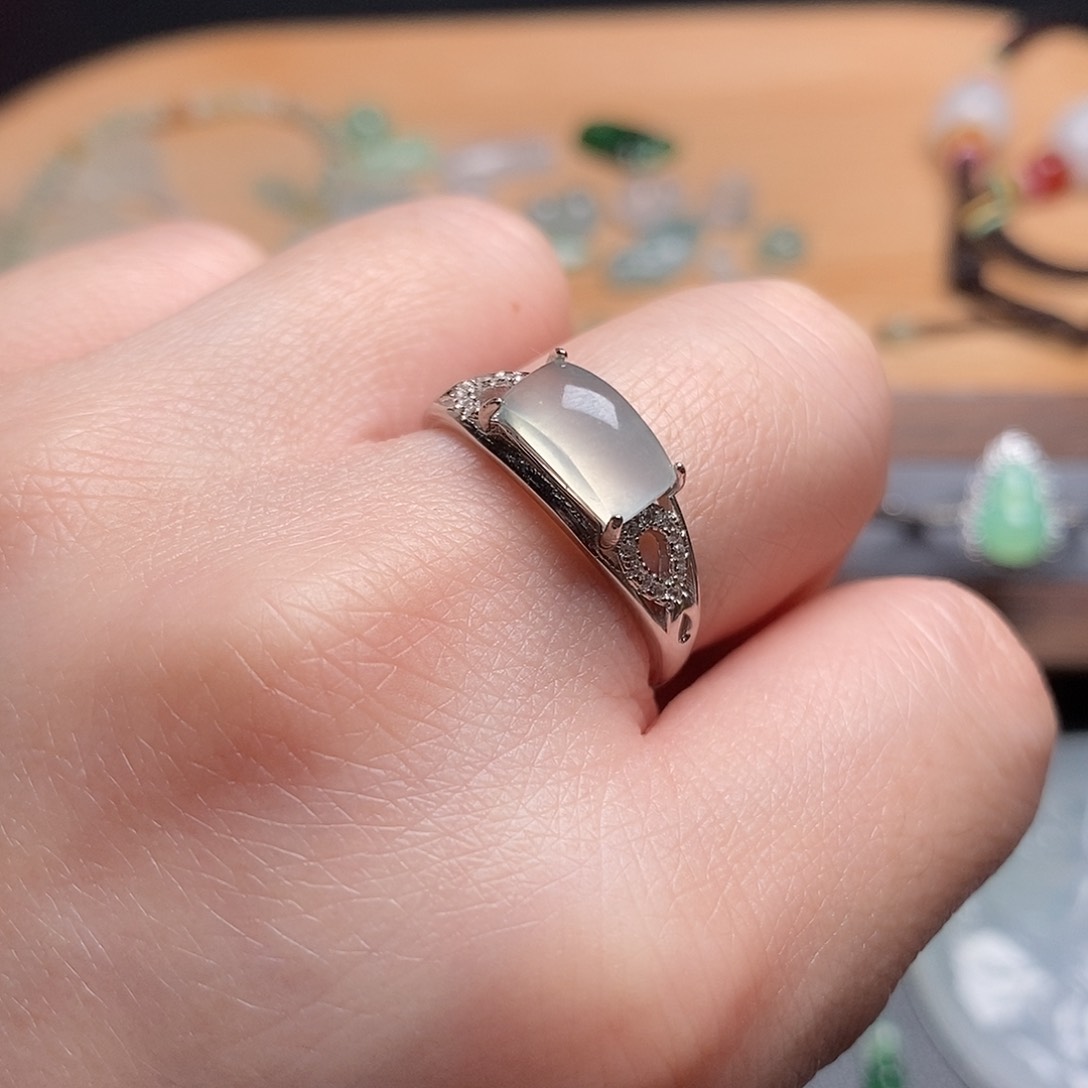 翡翠颈饰未镶嵌马鞍戒指