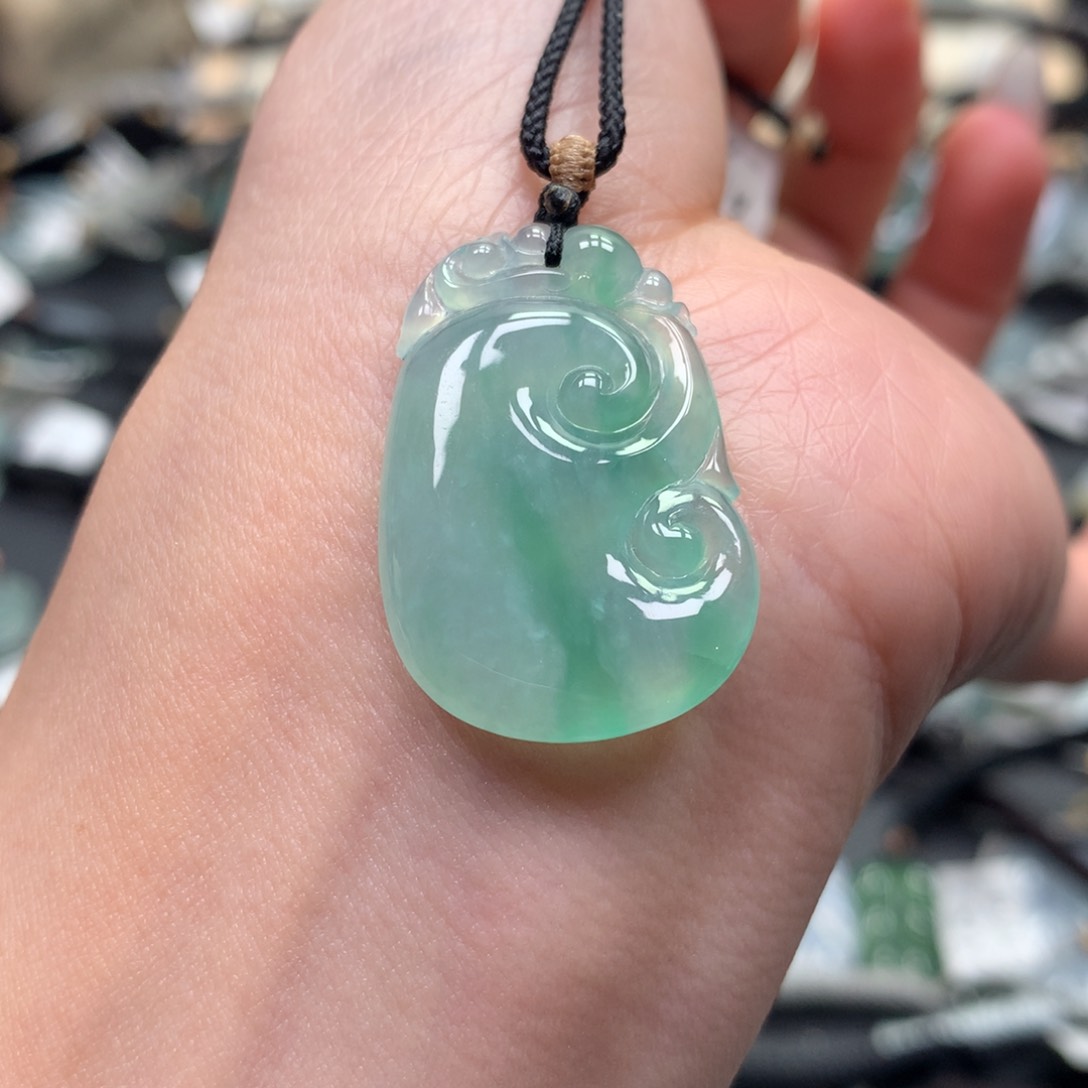 翡翠颈饰未镶嵌如意